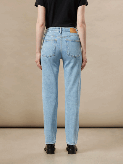 The Cyndi Straight Jean in Light Wash